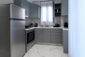 Кухня или мини-кухня в Momento Luxury Apartments walking distance from the beach
