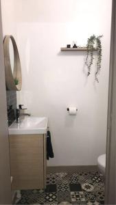 Kúpeľňa v ubytovaní Charmant appartement avec terrasse et parking - Centre ville