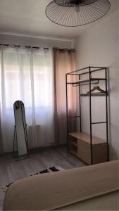 Posteľ alebo postele v izbe v ubytovaní Charmant appartement avec terrasse et parking - Centre ville