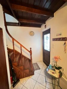 een kamer met een trap, een deur en een tafel bij Dameli in Sykaminéa