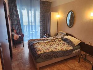 een slaapkamer met een bed en een spiegel bij Apart 140m2 Promenade Ouest 12persons in Nice