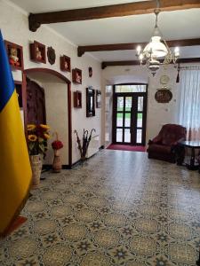 uma sala de estar com um grande piso em azulejo e um sofá em Hetman Hotel em Kamianets-Podilskyi