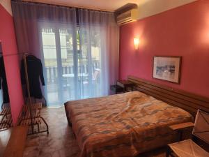 een slaapkamer met een bed en een groot raam bij Apart 140m2 Promenade Ouest 12persons in Nice