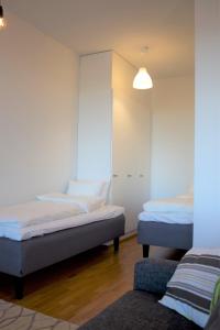 sypialnia z 2 łóżkami i lustrem w obiekcie MM City Apartment Ratina Close to Arena w mieście Tampere