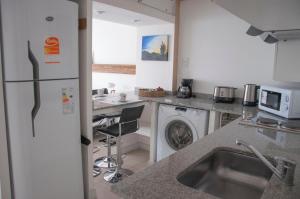 eine Küche mit einer Waschmaschine und einem Waschbecken in der Unterkunft Departamento los Poetas in Salta