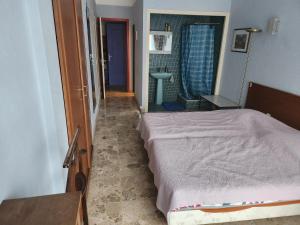 ニースにあるApart 140m2 Promenade Ouest 12personsの小さなベッドルーム(ベッド1台付)、廊下が備わります。