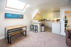 un salon avec une table et une cuisine dans l'établissement WV Top Flat Bowness Center, à Bowness-on-Windermere