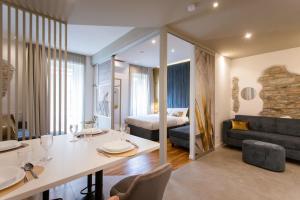 uma sala de estar com uma mesa de jantar e um quarto em Elegant Apartments 5 terre la spezia em La Spezia