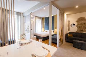 sala de estar con cama y mesa en una habitación en Elegant Apartments 5 terre la spezia en La Spezia