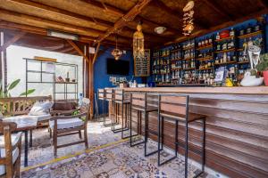 un bar con una fila de sillas en una habitación en Gold Coast Hostel, en Antalya