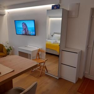TV a/nebo společenská místnost v ubytování STUDIO APARTMAN FOUR PEARLS