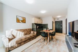 un soggiorno con divano e tavolo di Lemy Lux Apartments a Velingrad