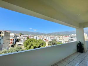 einen Balkon mit Stadtblick in der Unterkunft KAPA Central Apartment in Kalamata