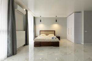 een slaapkamer met een bed in het midden bij VIP Apartment near Center in Lviv