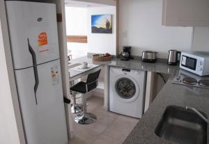 eine Küche mit einem Kühlschrank und einer Waschmaschine in der Unterkunft Departamento los Poetas in Salta