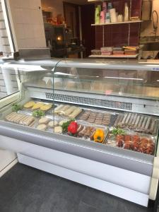 a display case with many different types of food at Safaritent Alkenhaer Appelscha in Appelscha