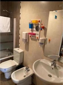 uma casa de banho com um WC e um lavatório em TORRES DE MONTENUÑO em Oviedo