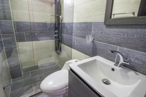 a bathroom with a sink and a toilet and a mirror at Excelente apartamento cerca a parques turísticos in Medellín +9 photos