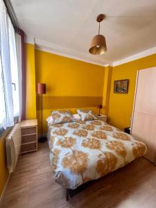 アヴィニョンにあるChez Colacのベッドルーム1室(黄色い壁、大型ベッド1台付)
