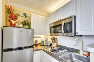 Cuina o zona de cuina de Daytona Beach Studio with Private Lanai 1 Mi to Pier