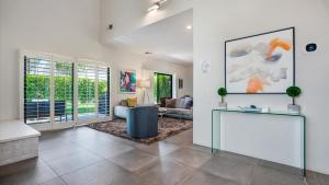 Posezení v ubytování TV202 Modern 2 Bedroom Tennis Villa at LQ Resort