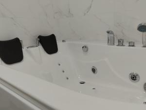 セビリアにあるMini Estudio JACUZZI DOBLE SEVILLA "POLIGONO INDUSTRIAL"の白いバスタブ(黒い椅子2脚付) +7枚の写真