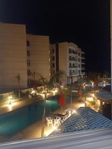 - une piscine en face de l'hôtel la nuit dans l'établissement بورتو سعيد Portosaid, à Port-Saïd