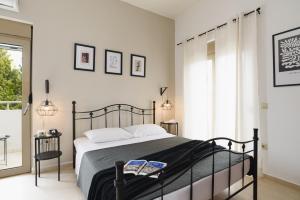 1 dormitorio con cama y ventana grande en Marilena Mare Seaside House, en Ialisos