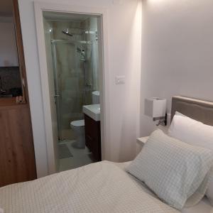 Koupelna v ubytování STUDIO APARTMAN FOUR PEARLS