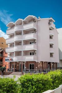 ein Apartmenthaus mit weißer Fassade in der Unterkunft Garni Hotel MB in Budva