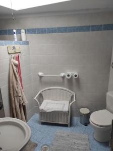 y baño con aseo blanco y lavamanos. en Semina-Marina, en Hersonissos