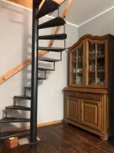 escalera de caracol en una habitación con armario de madera en Saulkrasti Beach house en Saulkrasti