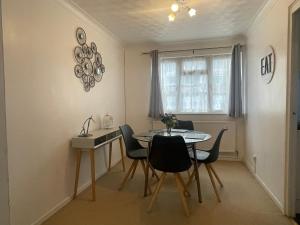 a small dining room with a table and chairs at Comfy Letchworth Apartment by Leecroft Stays in Letchworth
