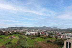 uitzicht op een stad met bergen op de achtergrond bij Anduriña16 by VigoVacaciones in Vigo