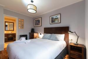 een slaapkamer met een groot wit bed en een lamp bij Anduriña16 by VigoVacaciones in Vigo