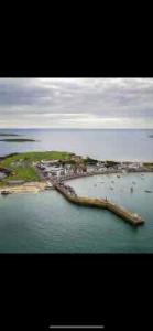 uma ilha no meio de um corpo de água em The Captains Wheel em Skerries