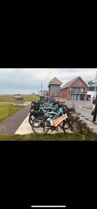 un groupe de vélos garés sur le côté d'une route dans l'établissement The Captains Wheel, à Skerries