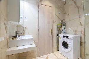 Ванная комната в Momento Luxury Apartments walking distance from the beach