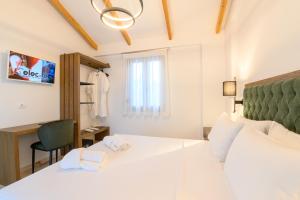 Кровать или кровати в номере Momento Luxury Apartments walking distance from the beach