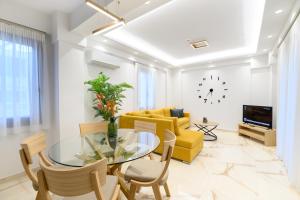 Телевизор и/или развлекательный центр в Momento Luxury Apartments walking distance from the beach