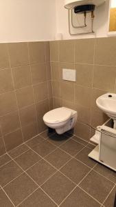 y baño con aseo y lavamanos. en Apartmány Javorník, en Javorník