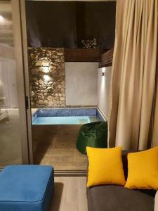 Pokój z basenem, kanapą i wanną w obiekcie Gouna 1 Bedroom Villa Private Pool & Patio Up to 5 Persons Bali w mieście Hurghada