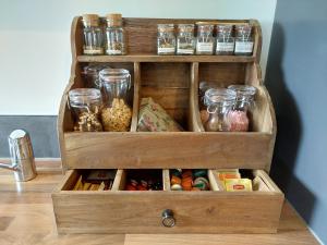 une boîte en bois remplie de différents types de denrées alimentaires dans l'établissement Bed & Breakfast 't Boerenhart, à Duizel