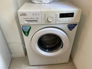 a white washing machine sitting in a room at דירה גדולה יפיפיה קרובה לחוף הים in Tel Aviv