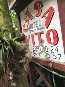 un koala de pie junto a un cartel con un precio en Hotel Casa Vito Beachfront en Puerto Viejo