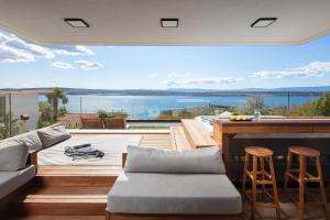 德拉马利Villa SPA DECK 1, DECK 2, DECK 3的一个带酒吧并享有水景的庭院