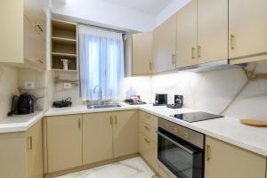 Кухня или мини-кухня в Momento Luxury Apartments walking distance from the beach
