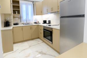 Кухня или мини-кухня в Momento Luxury Apartments walking distance from the beach
