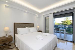 Кровать или кровати в номере Momento Luxury Apartments walking distance from the beach