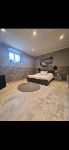 1 dormitorio grande con cama y ventana en Crystal Home, en La Spezia